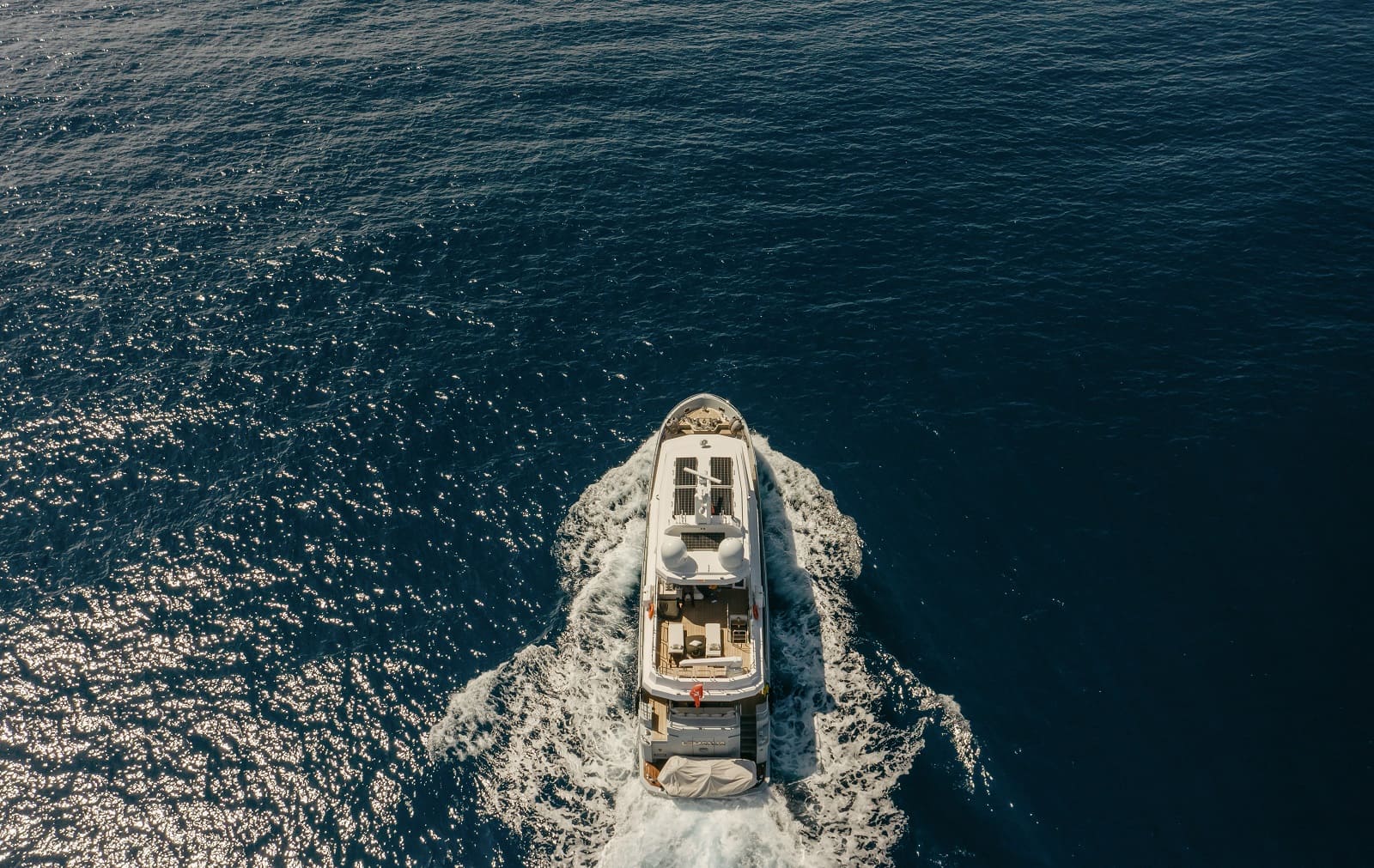 Bering Yachts представляет B76 — стальную экспедиционную яхту длиной менее 24 метров.
