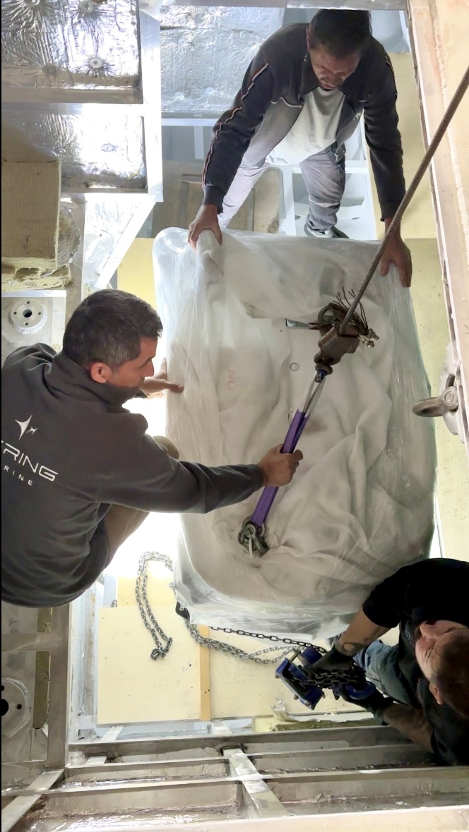 Bering BC60 Catamaran – Установка двигателей