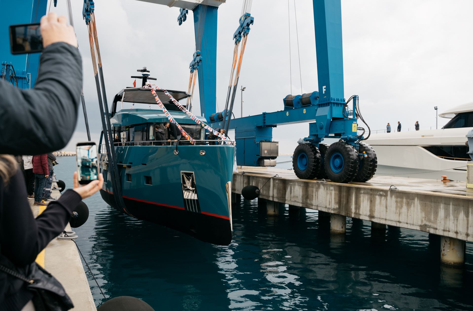 Bering 78 спущена на воду: новый этап экспедиционных яхт