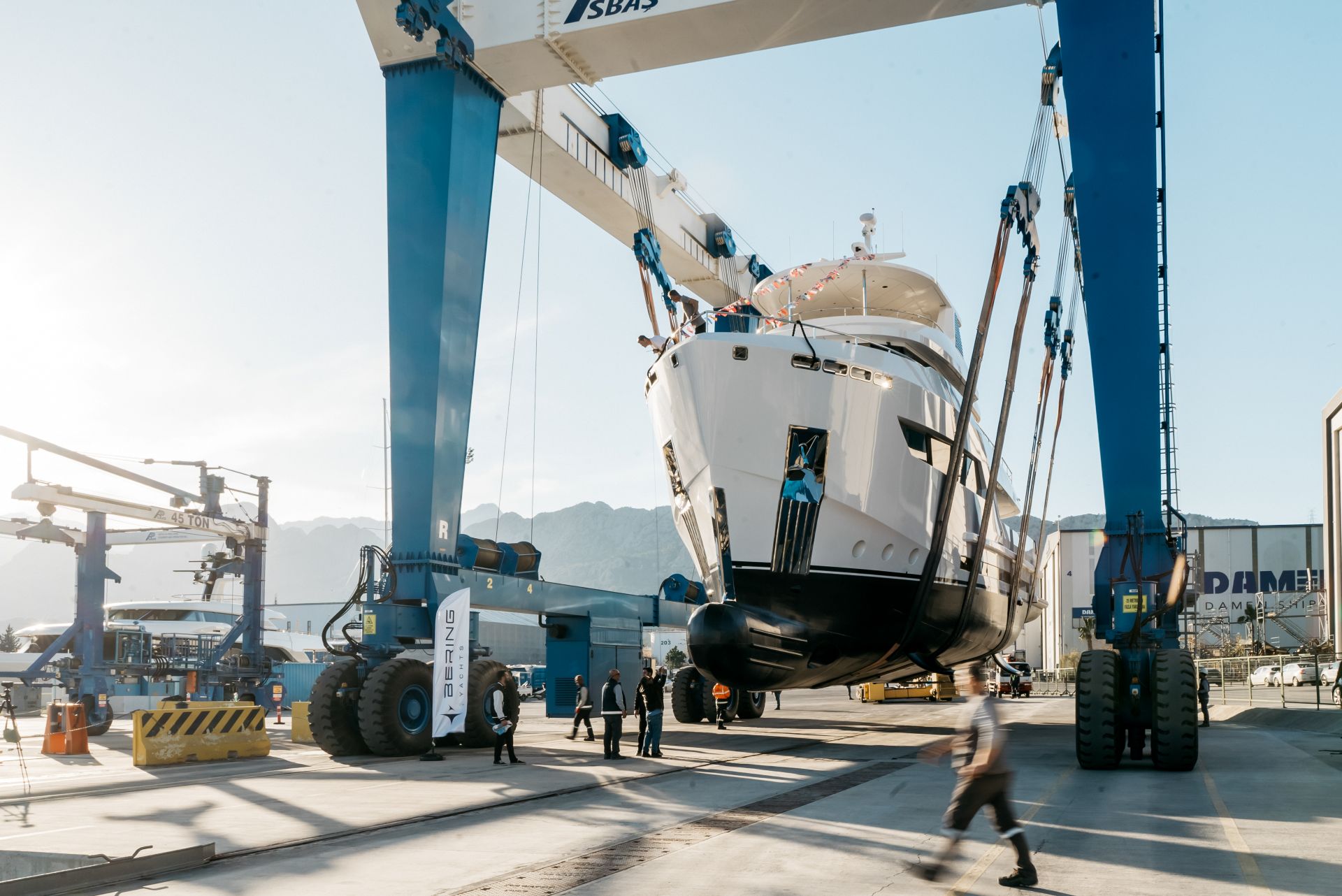 Bering 88 успешно спущена на воду