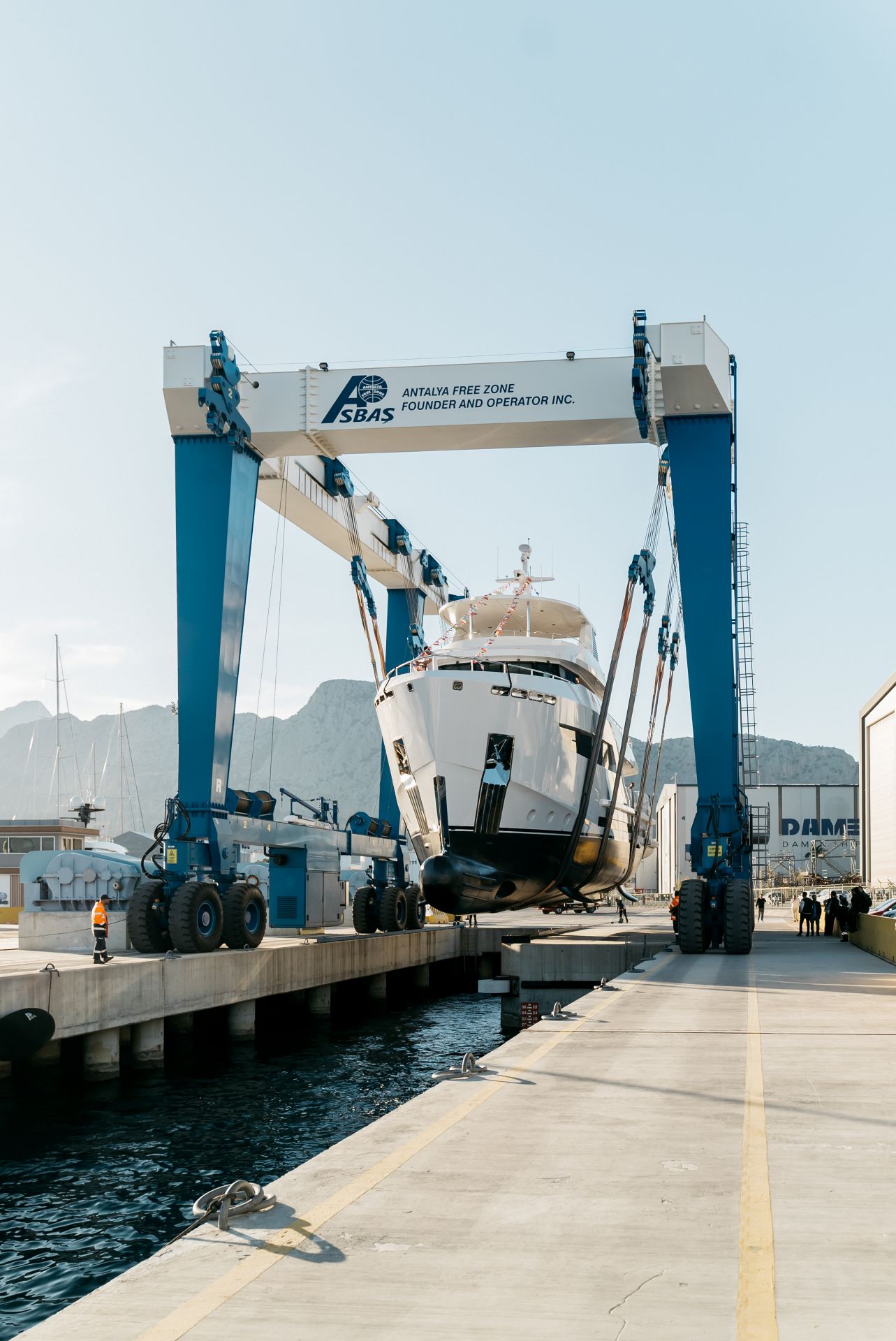 Bering 88 успешно спущена на воду