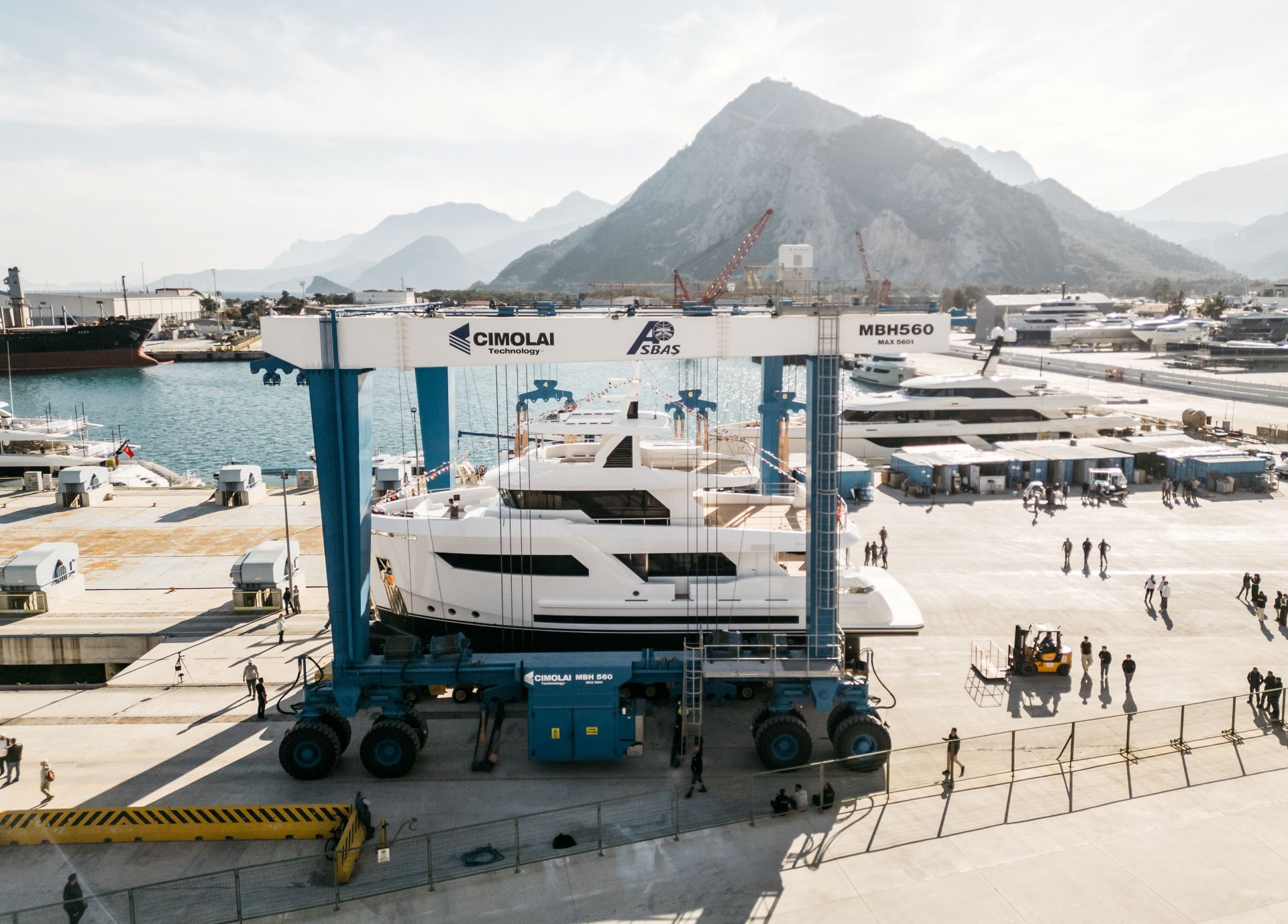 Bering 88 успешно спущена на воду